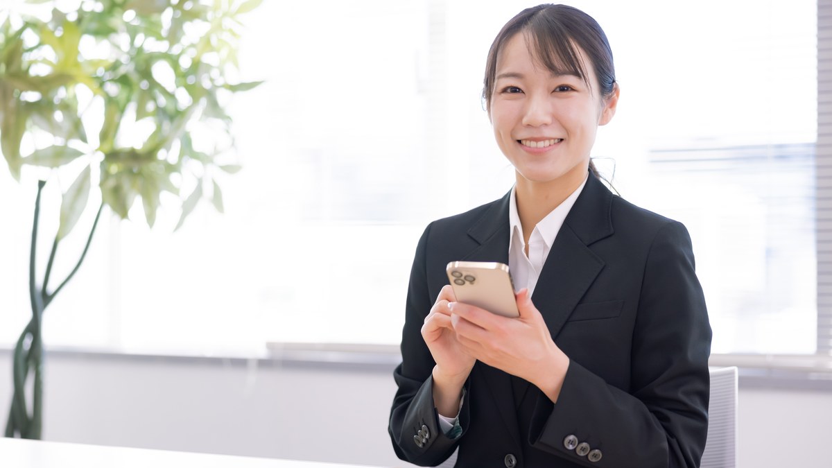 スマートフォンを案内する日本人販売スタッフ